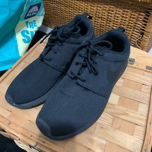 Women’s Roshe run size 7